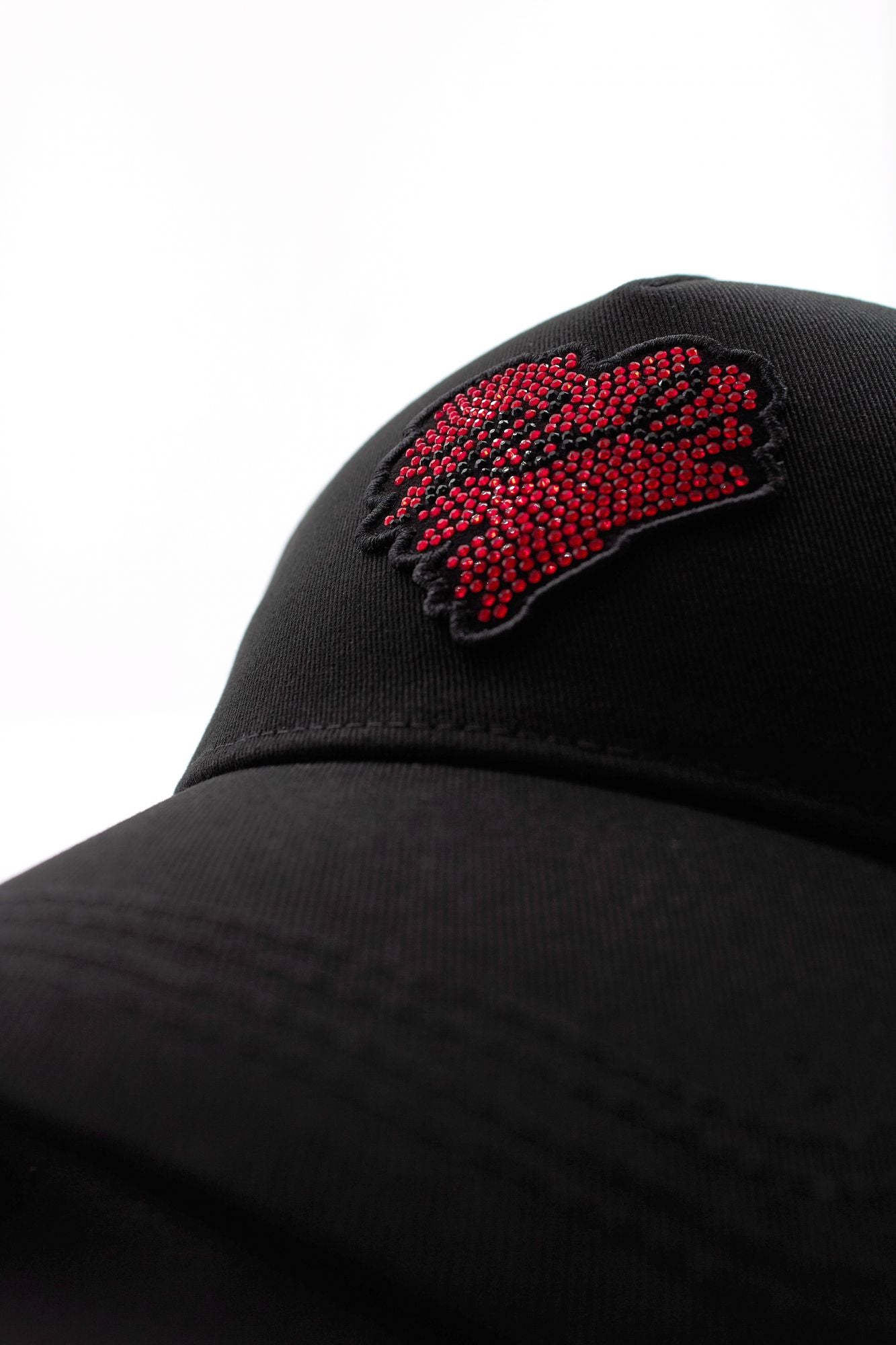 KARL LAGERFELD HEARTS CAP en color NEGRO (4)