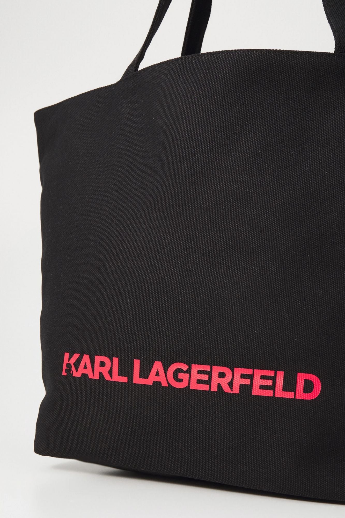 KARL LAGERFELD HEARTS REVERSIBLE SHOPPER en color NEGRO (4)