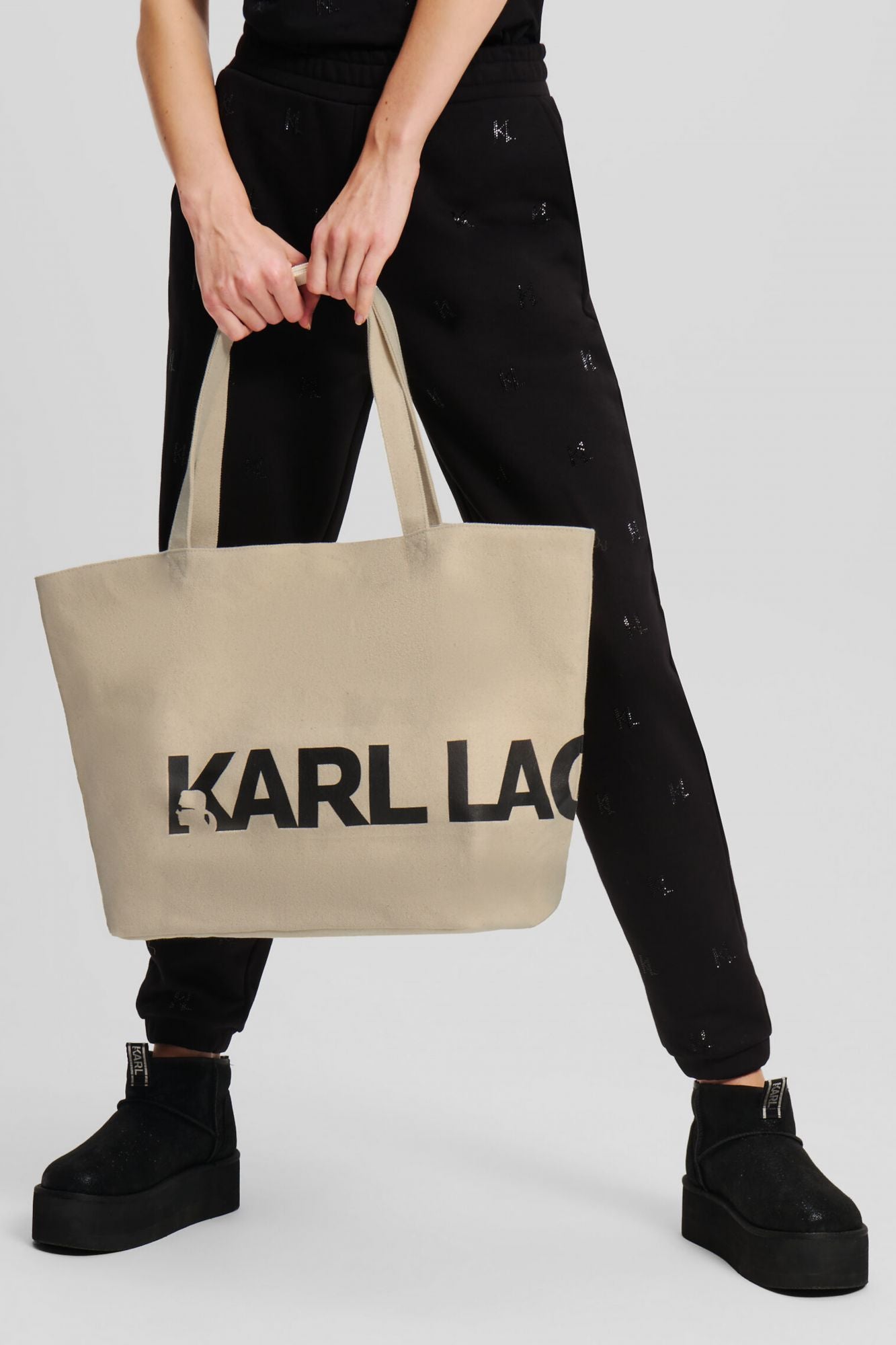 KARL LAGERFELD ESSENTIAL BIG LOGO SHOPPER en color BEIS (5)