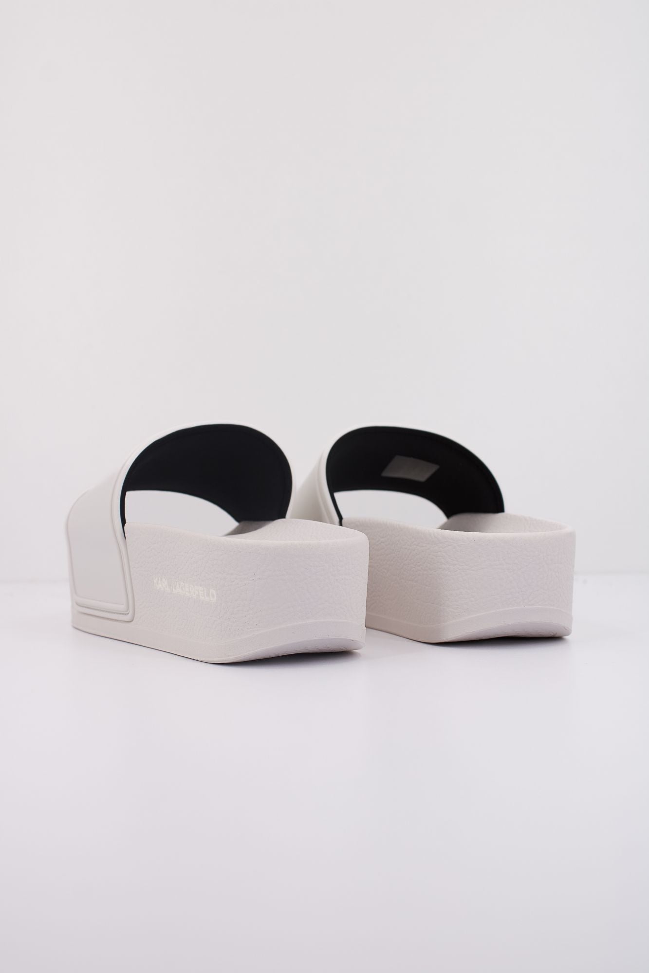 KARL LAGERFELD KONDO MAXI KARL NFT SLIDE en color BLANCO (4)
