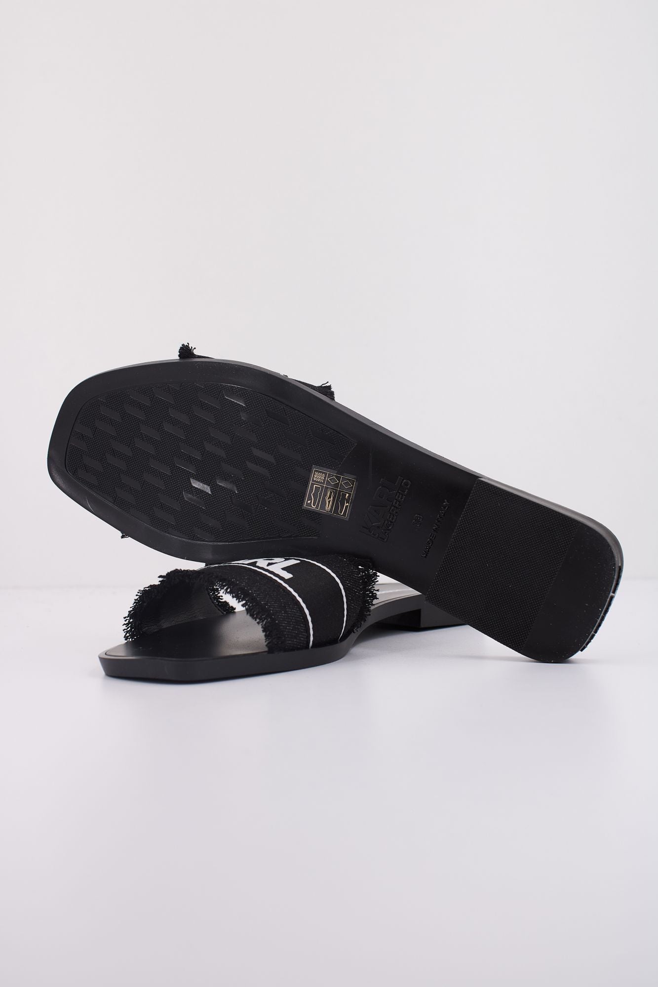 KARL LAGERFELD SKOOT II BORDER SLIDE en color NEGRO (5)