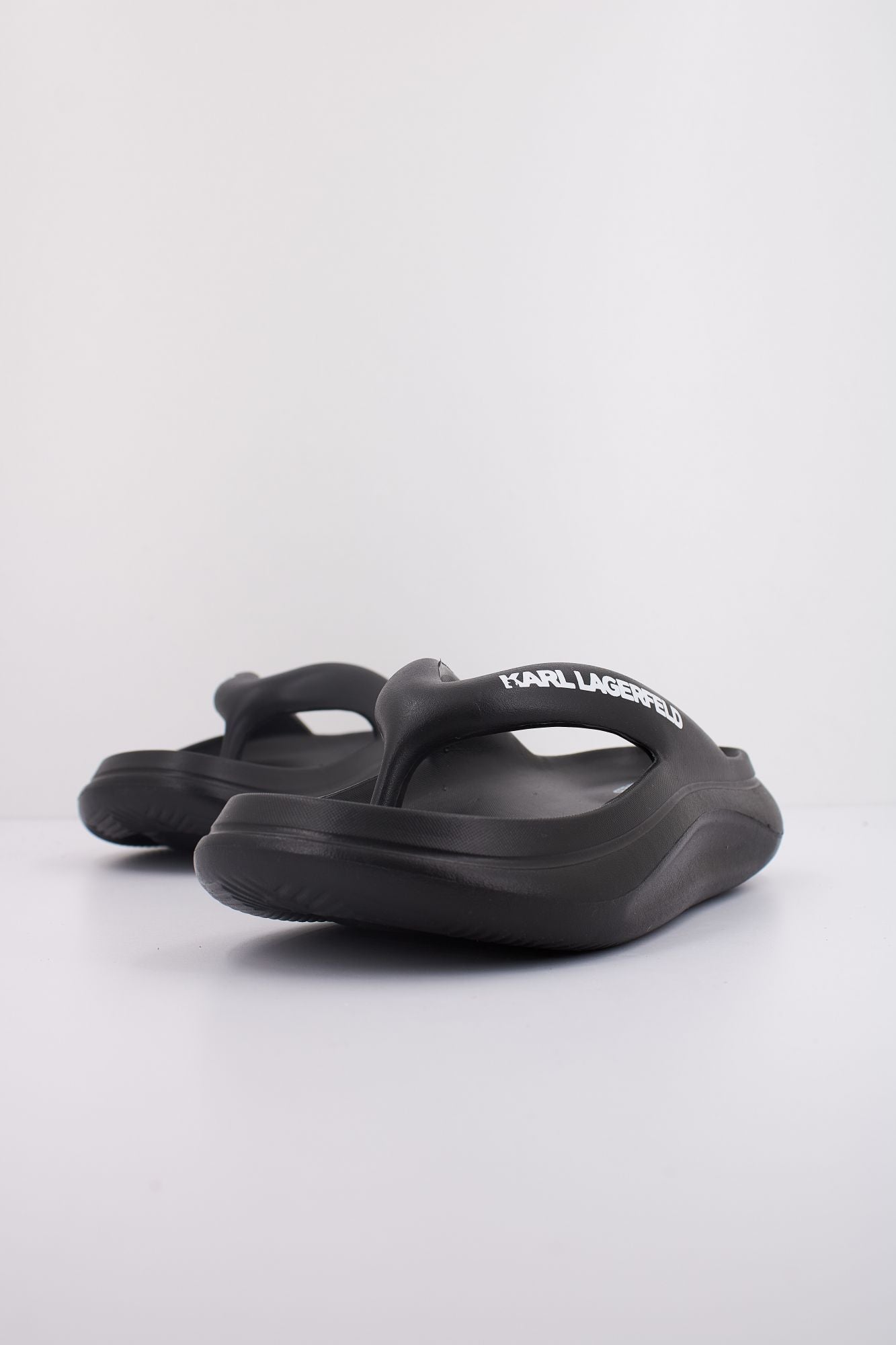 KARL LAGERFELD SKOONA II HOTEL KARL THONG en color NEGRO (2)