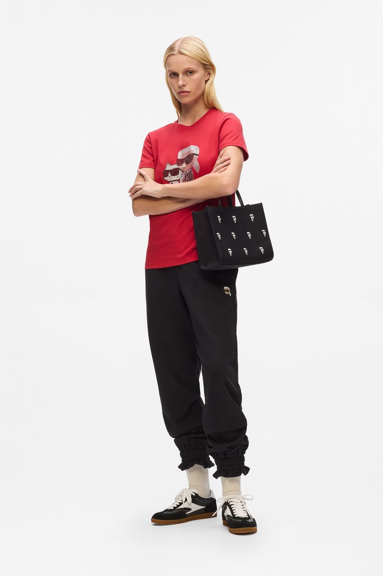KARL LAGERFELD IKON AOP SM SQUARE TOTE en color NEGRO (4)