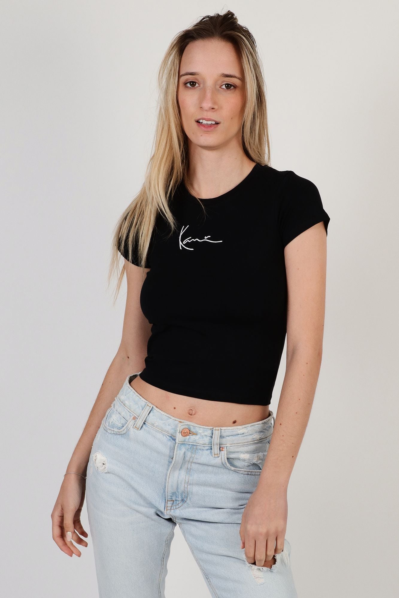 KARL KANI SIGNATURE SHORTS en color NEGRO (1)