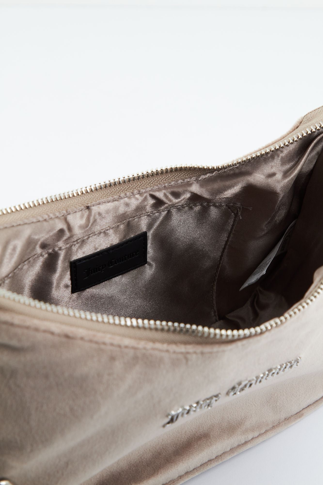 JUICY COUTURE KABELO VELOUR SHOUDER BAG en color BEIS (4)