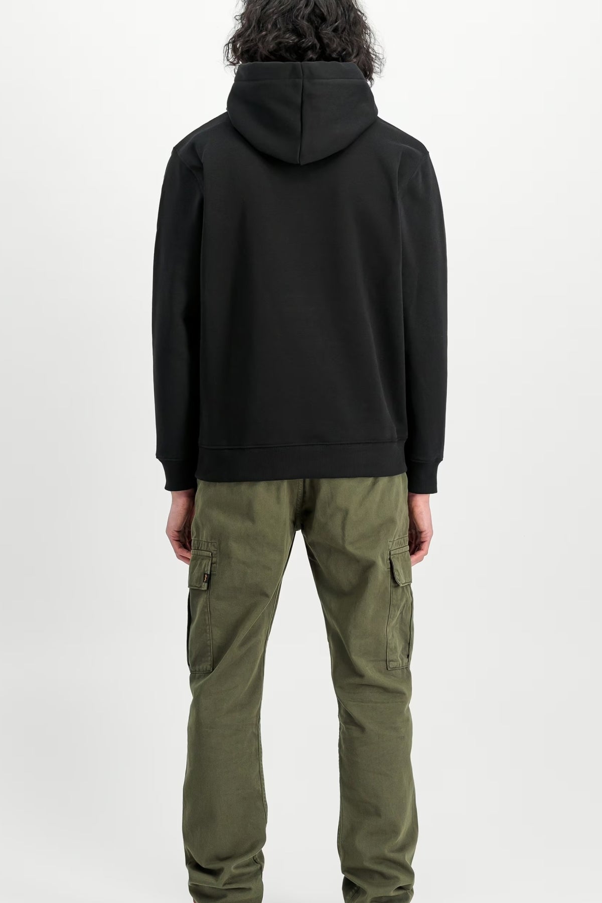 ALPHA INDUSTRIES THE BASIC HOODIE en color NEGRO (2)