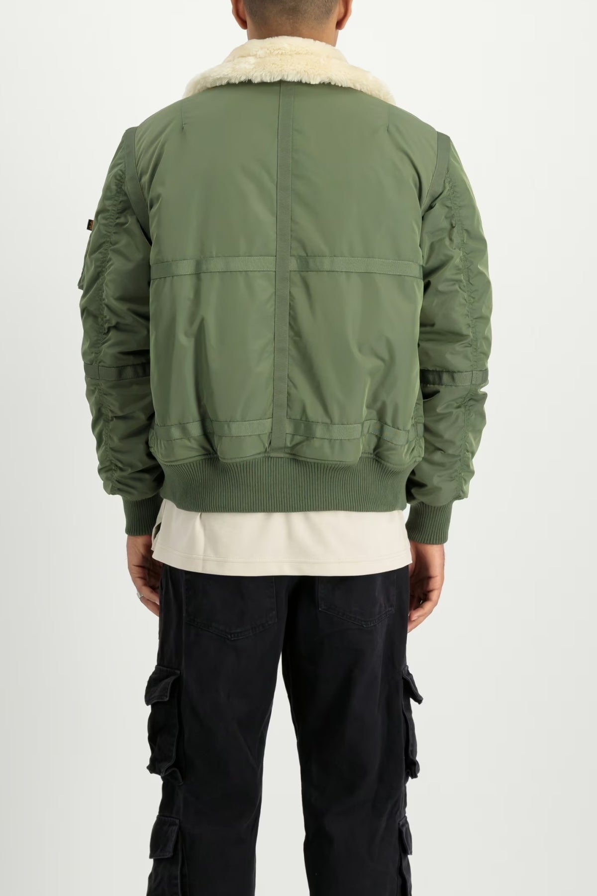 ALPHA INDUSTRIES THE B-15 III TT BOMBER JACKET en color VERDE (2)