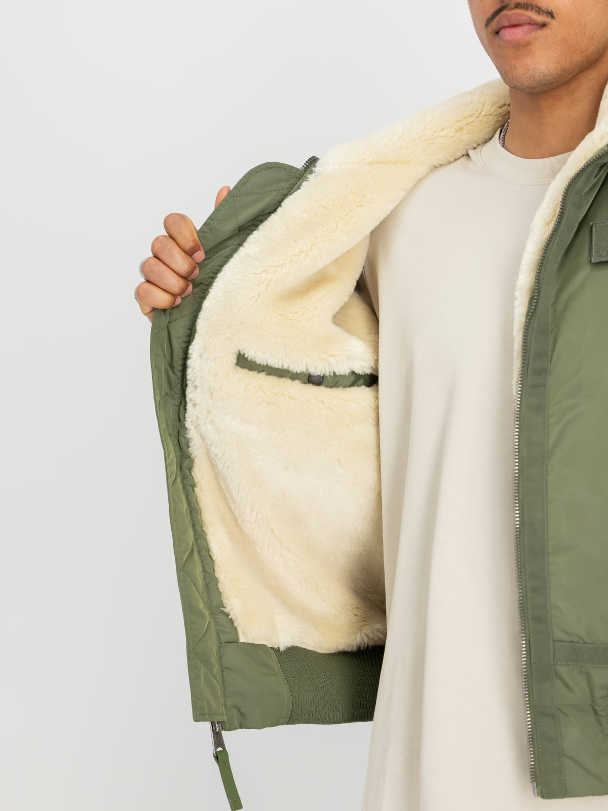 ALPHA INDUSTRIES THE B-15 III TT BOMBER JACKET en color VERDE (5)