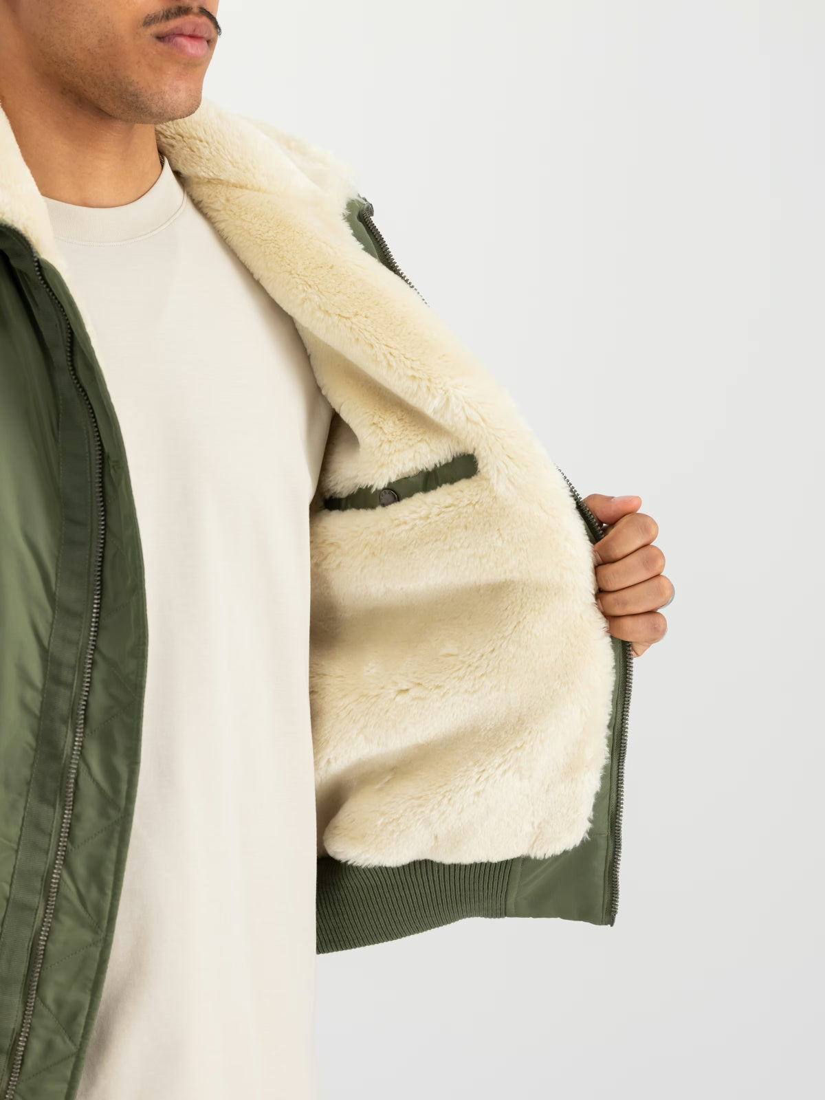 ALPHA INDUSTRIES THE B-15 III TT BOMBER JACKET en color VERDE (6)