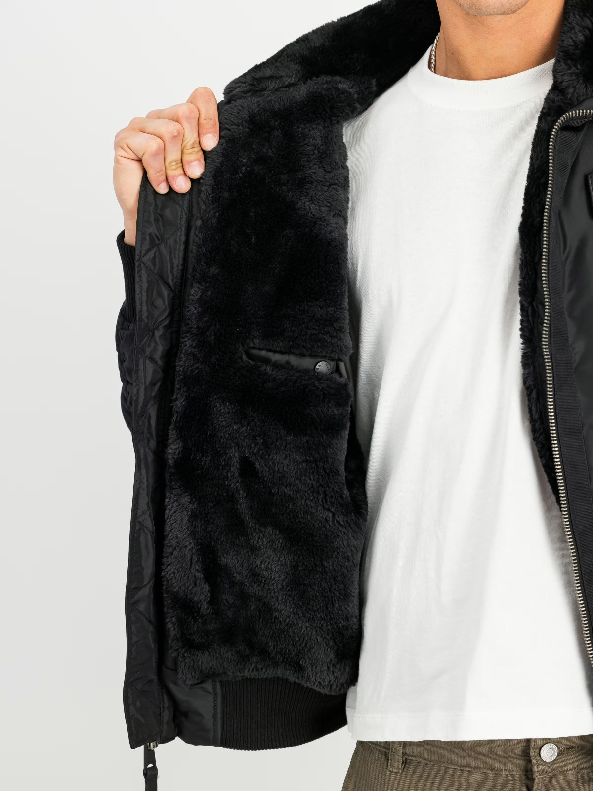 ALPHA INDUSTRIES THE B-15 III TT BOMBER JACKET en color NEGRO (4)