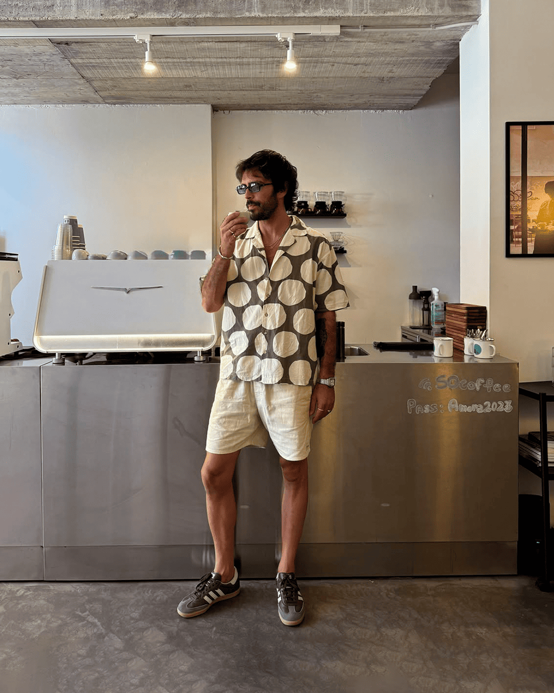 Look casual de @cesarchive_ con sneakers ADIDAS ORIGINALS