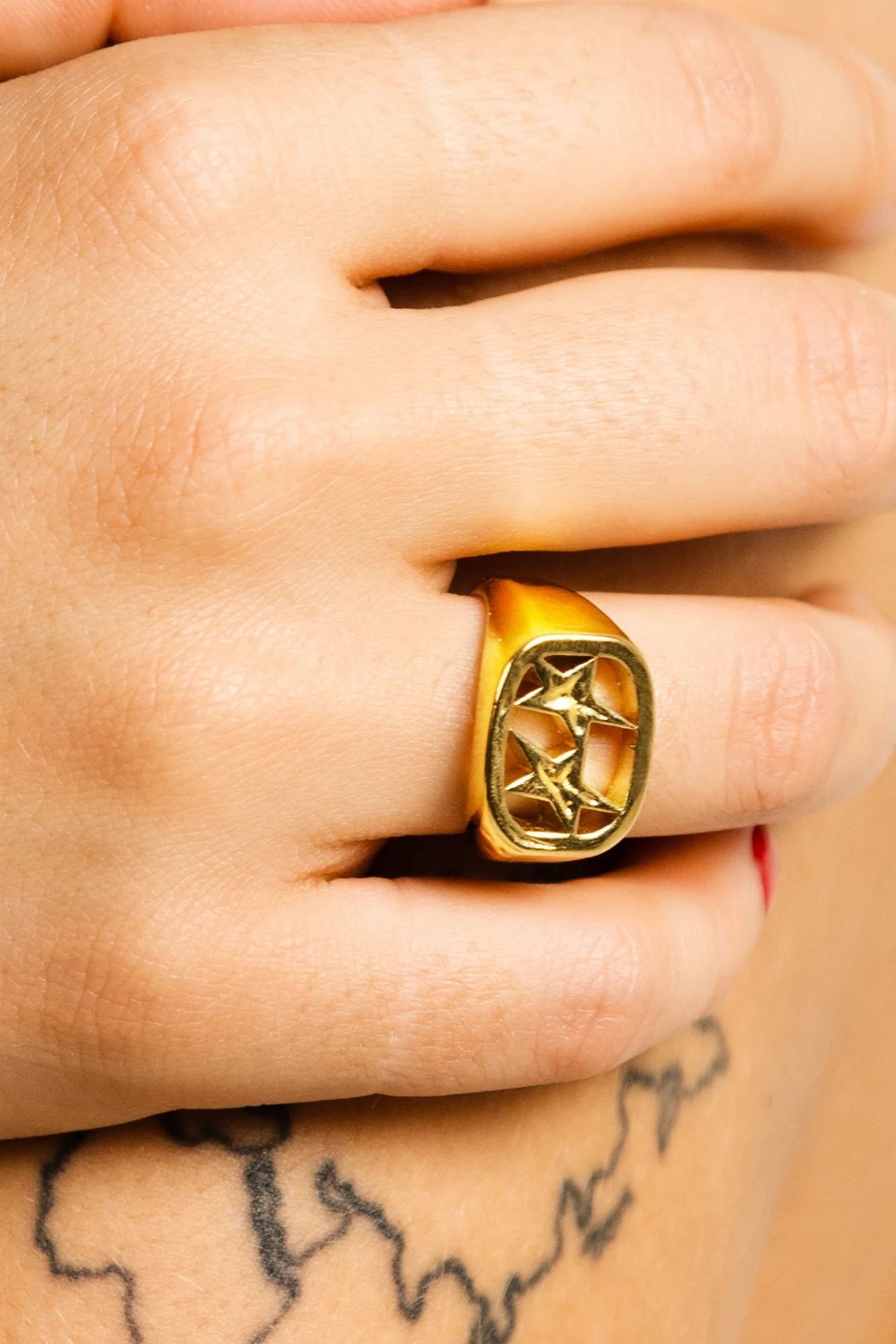 TWOJEYS FRAMED RING en color ORO (3)