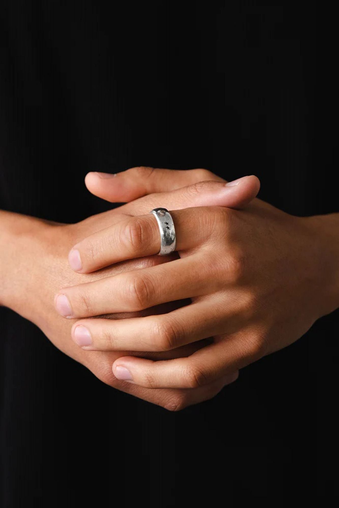 TWOJEYS SIGNATURE RING en color PLATA (2)