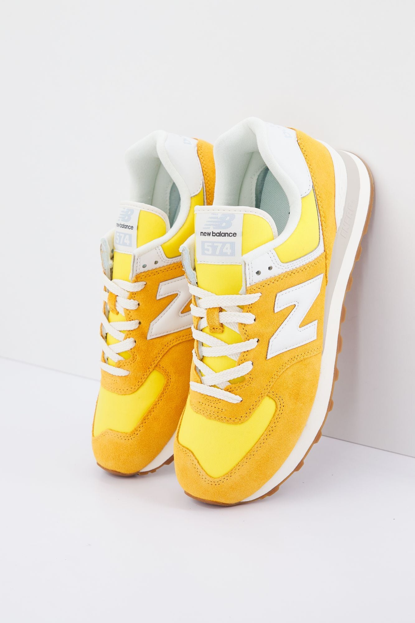 NEW BALANCE U574 RC2  en color NARANJA (1)