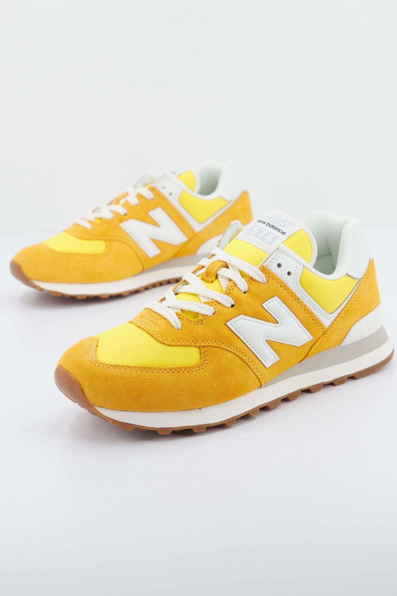 NEW BALANCE U574 RC2  en color NARANJA (2)