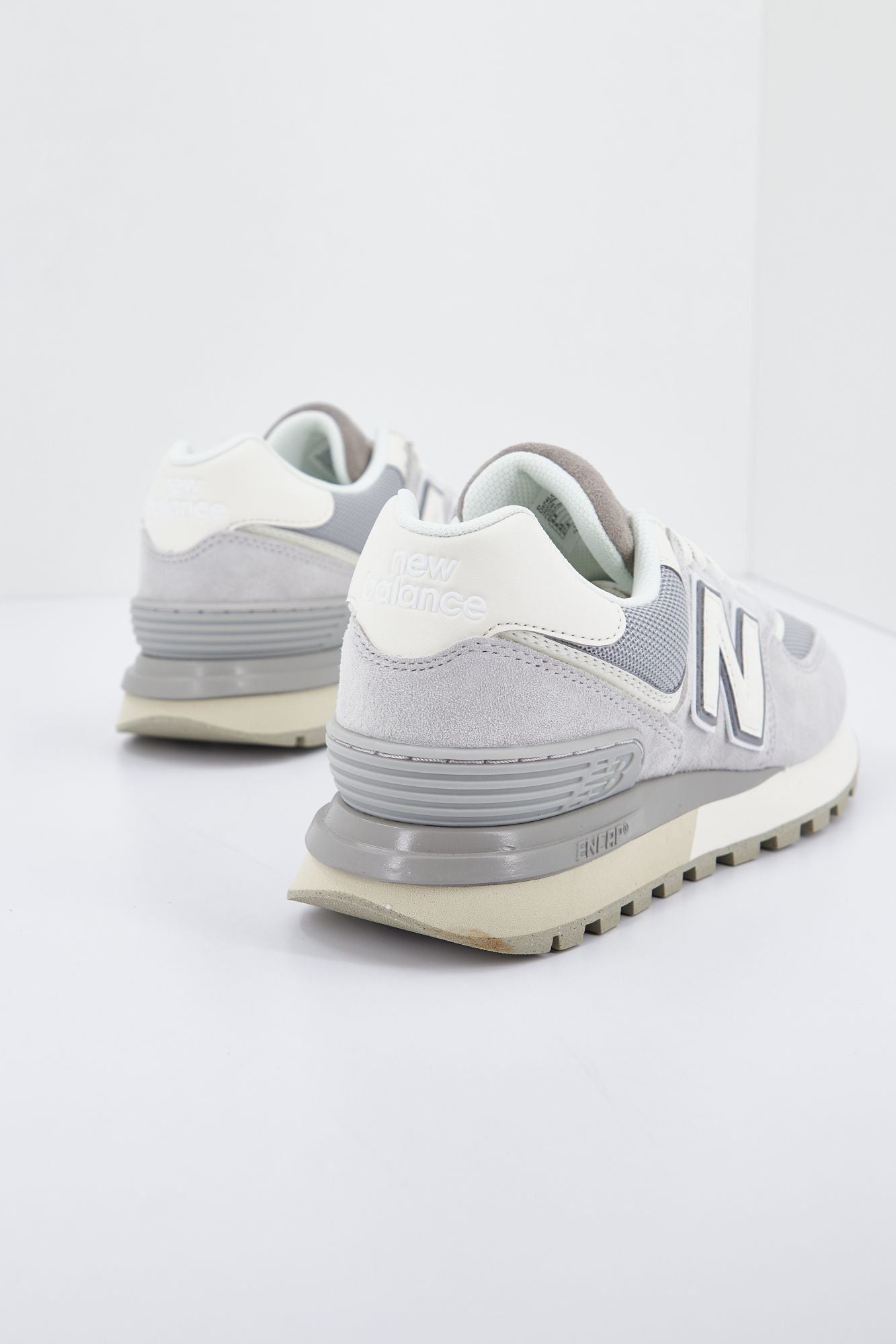 NEW BALANCE U574L GVB  en color GRIS (2)