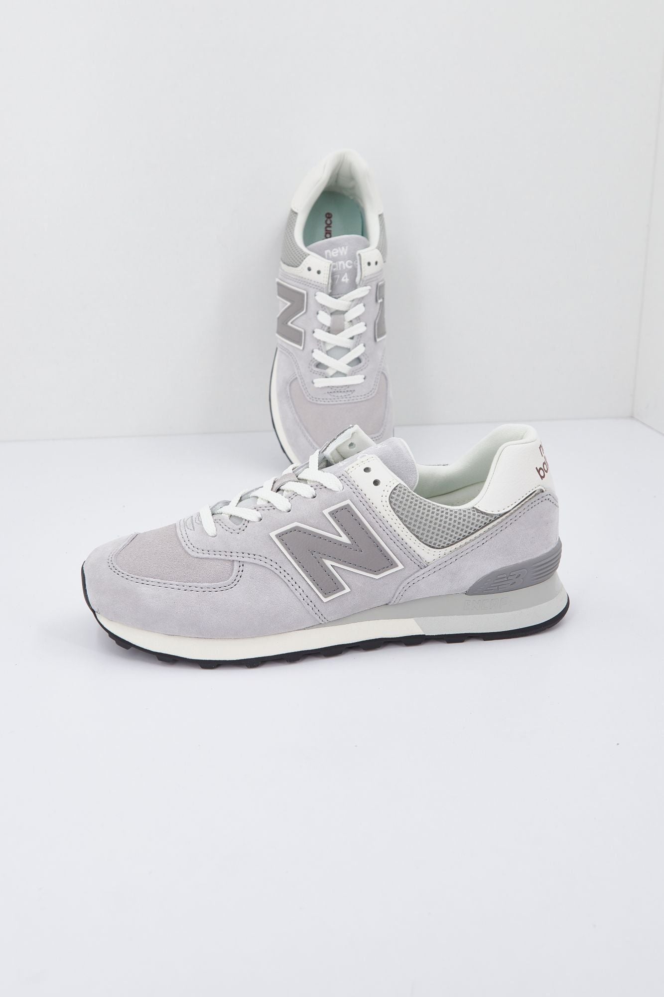NEW BALANCE U574 AL2 VEGAN FRIENDLY en color GRIS (2)