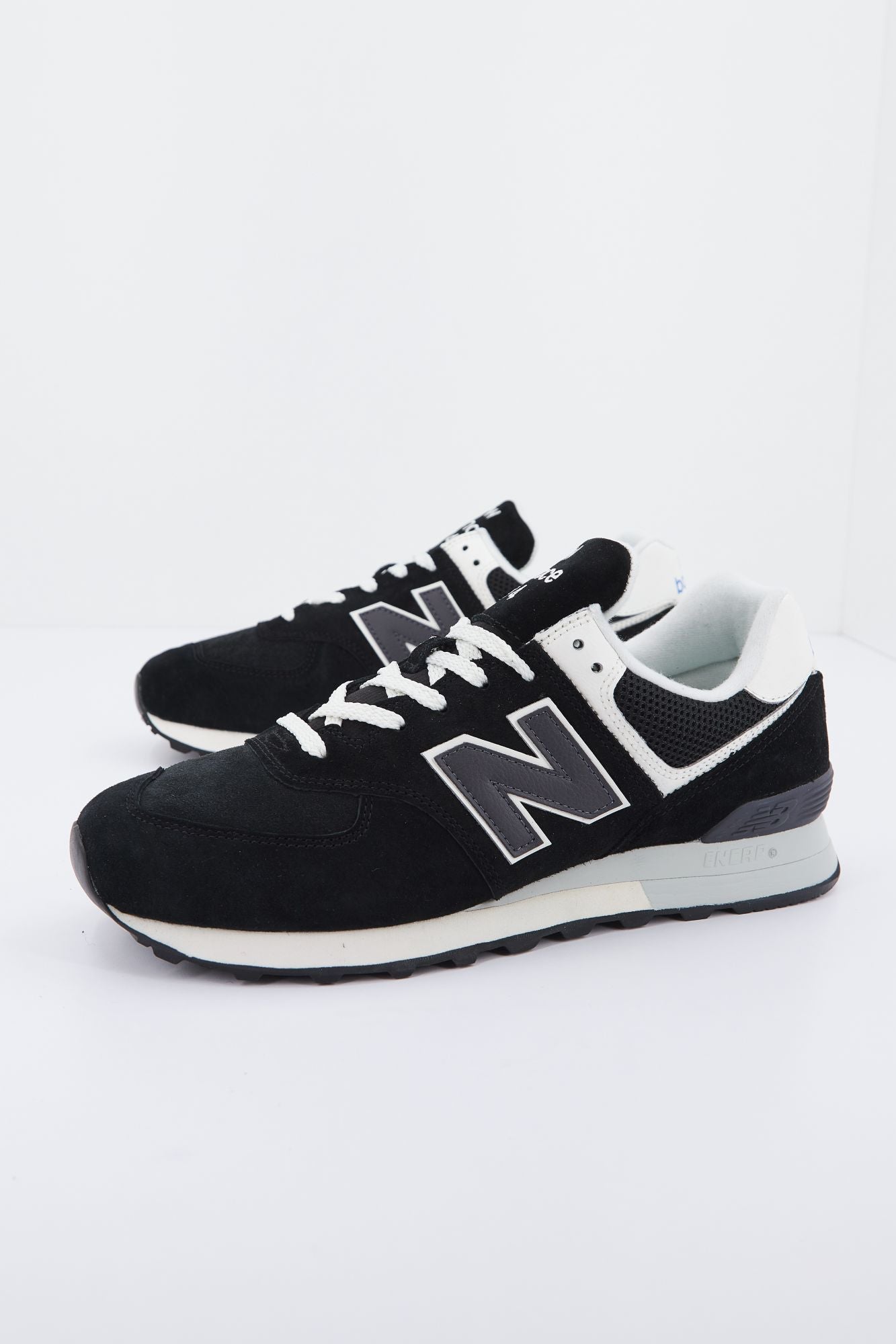 NEW BALANCE U574 BK2 en color NEGRO (1)