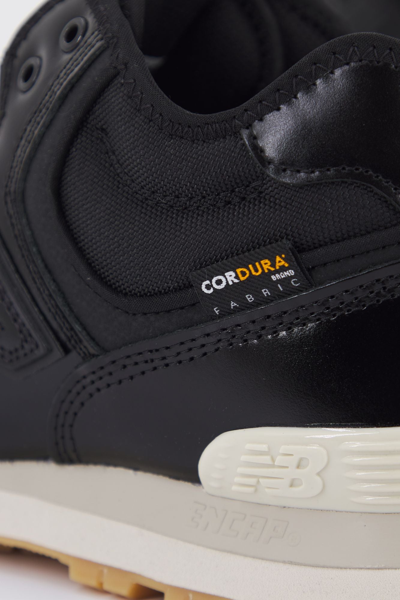 NEW BALANCE U574 HMZ  en color NEGRO (4)