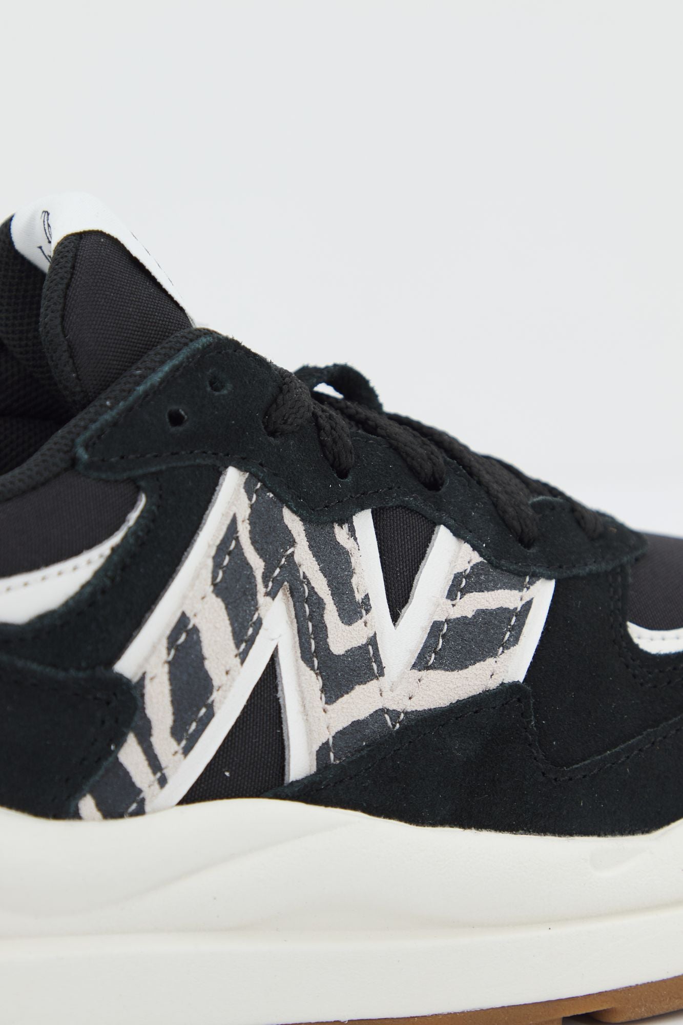 NEW BALANCE W5740 APA en color NEGRO (4)