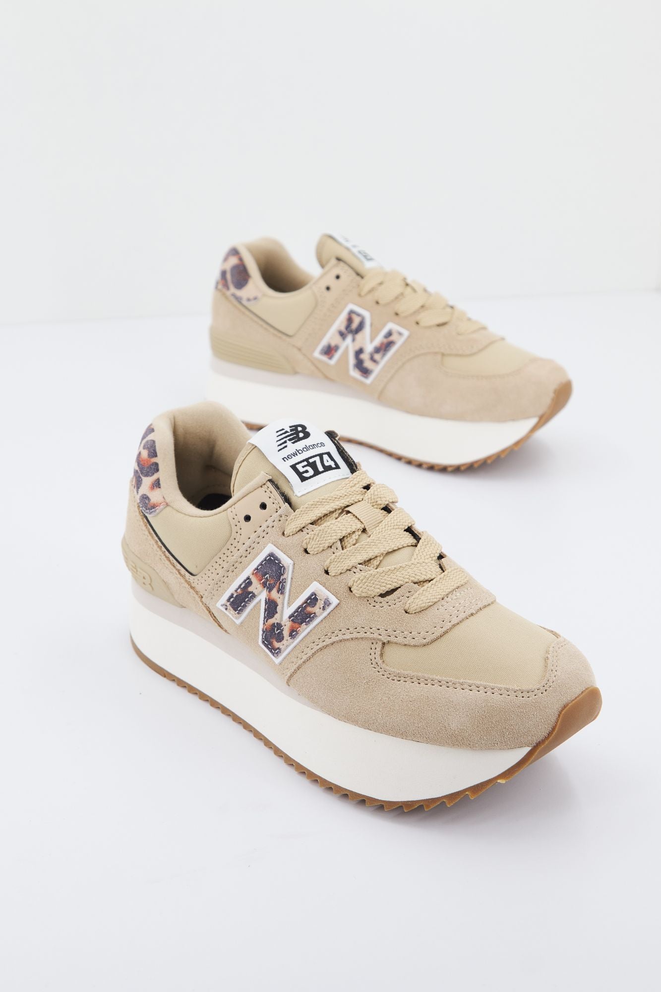 NEW BALANCE WL574 ZDC en color MARRON CLARO (2)