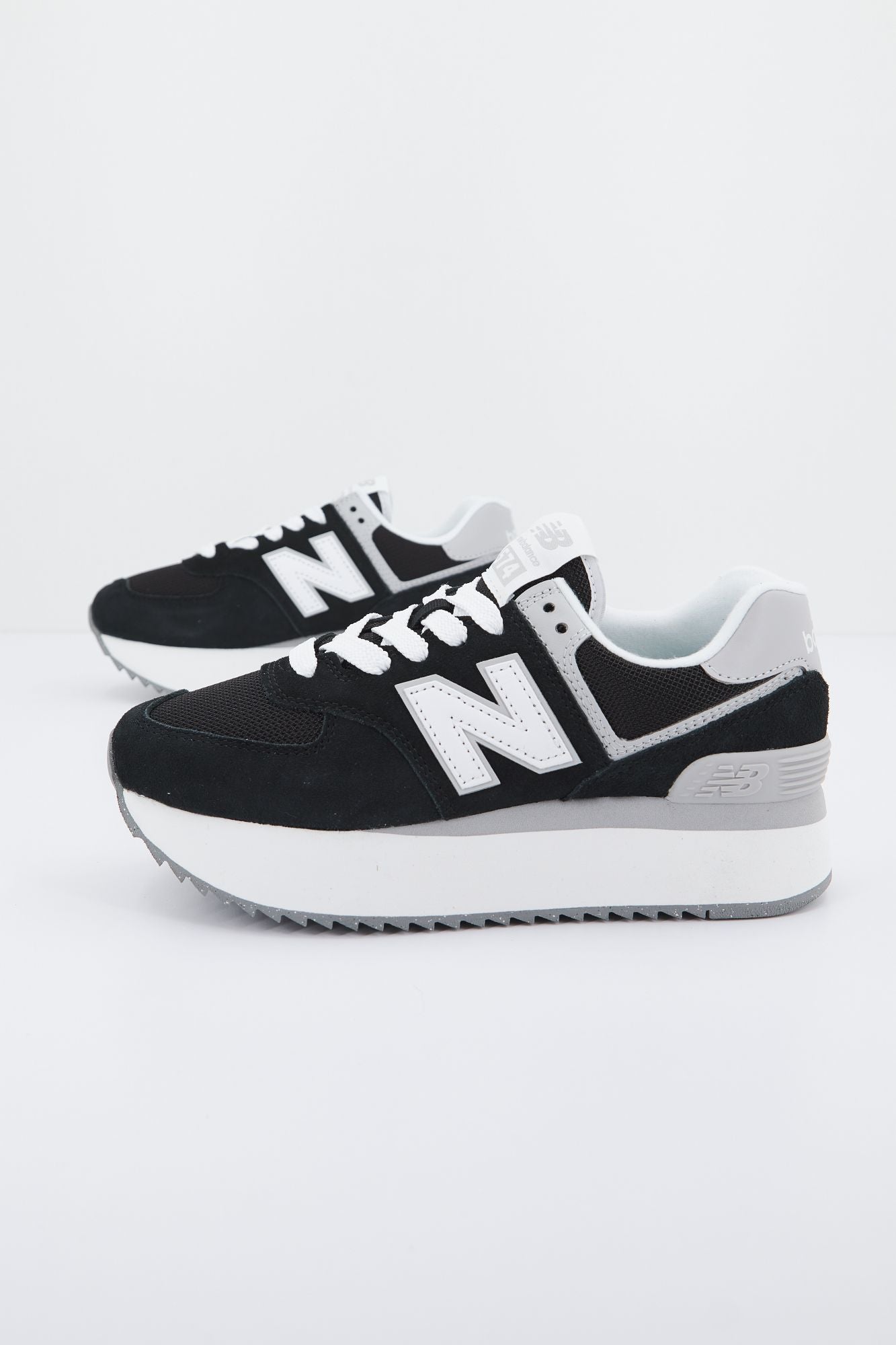 NEW BALANCE WL574 ZSA en color NEGRO (2)