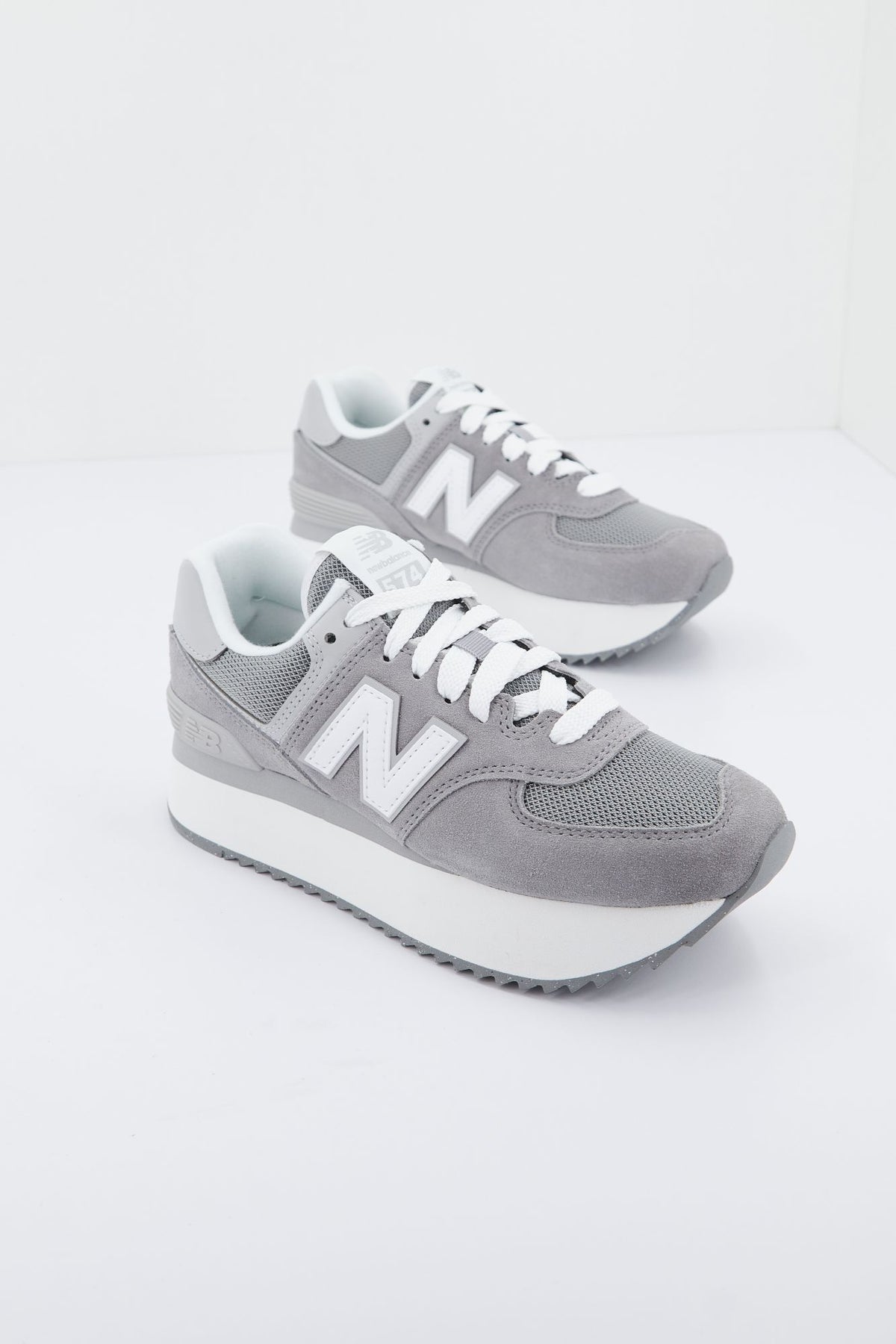 NEW BALANCE WL574 ZSD en color GRIS (1)