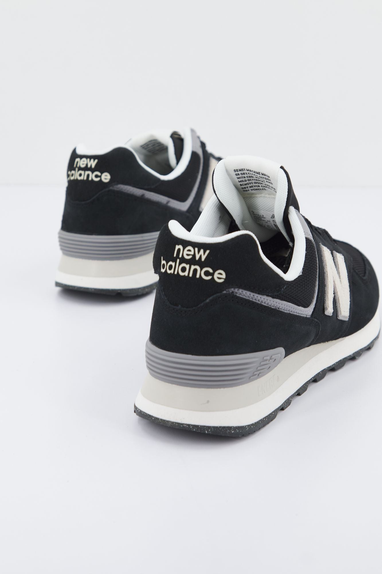 NEW BALANCE U574 LL2 en color NEGRO (2)