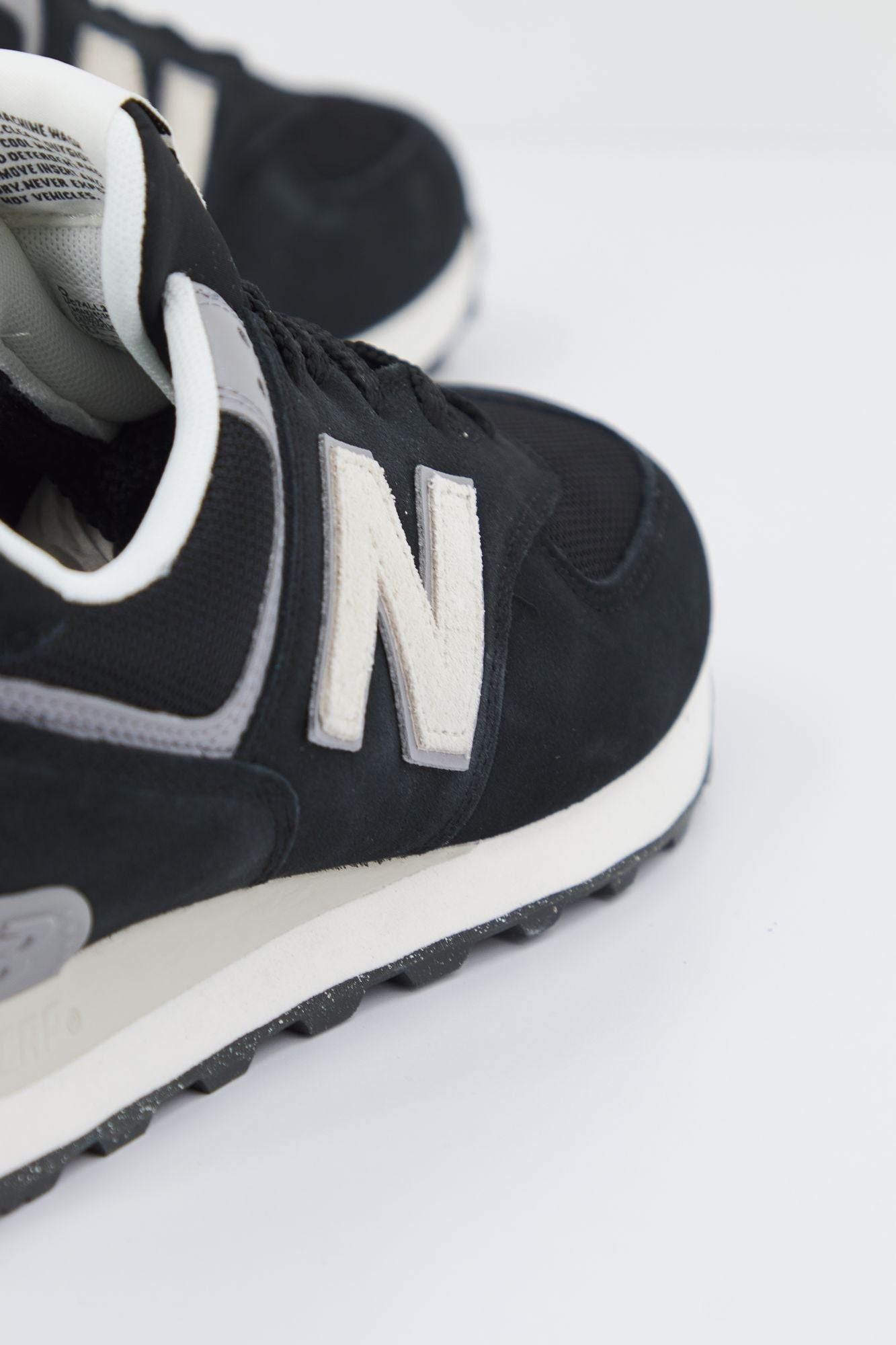 NEW BALANCE U574 LL2 en color NEGRO (3)