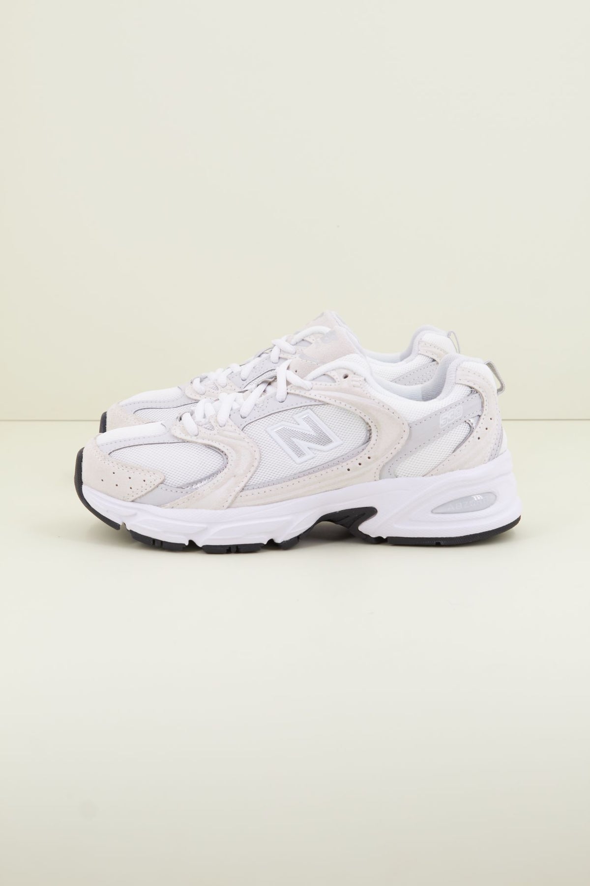 NEW BALANCE 530 MR530CE en color BEIS (1)