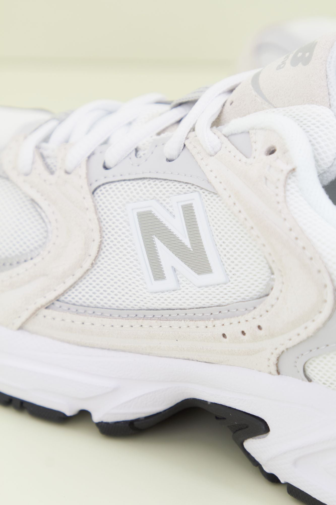 NEW BALANCE 530 LIFESTYLE en color BEIS (3)