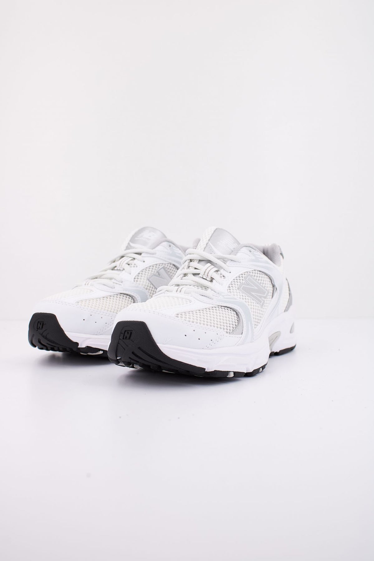 NEW BALANCE 530 MR530EMA en color BLANCO (2)