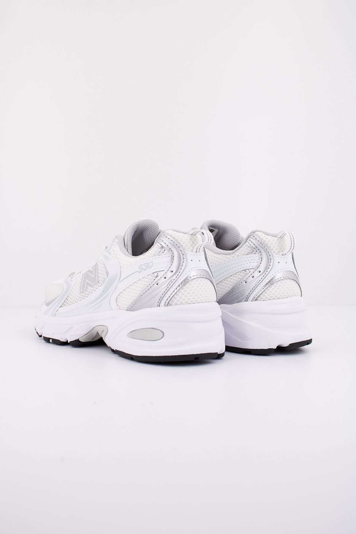 NEW BALANCE 530 MR530EMA en color BLANCO (4)