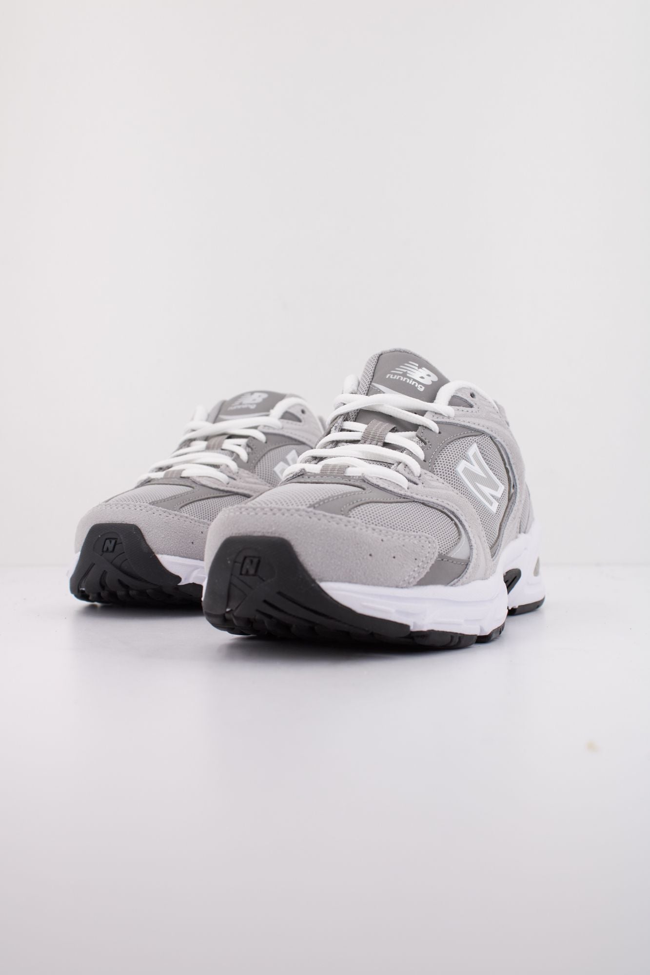 NEW BALANCE MR530 CK  en color GRIS (2)
