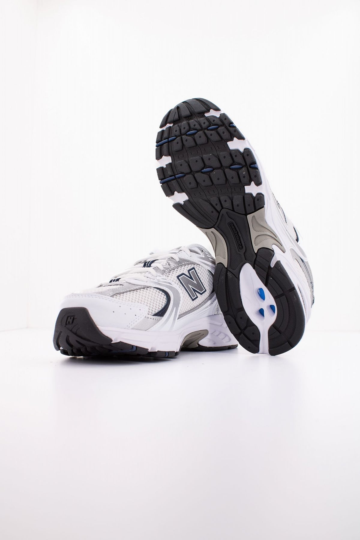 NEW BALANCE 530 MR530SG en color BLANCO (4)
