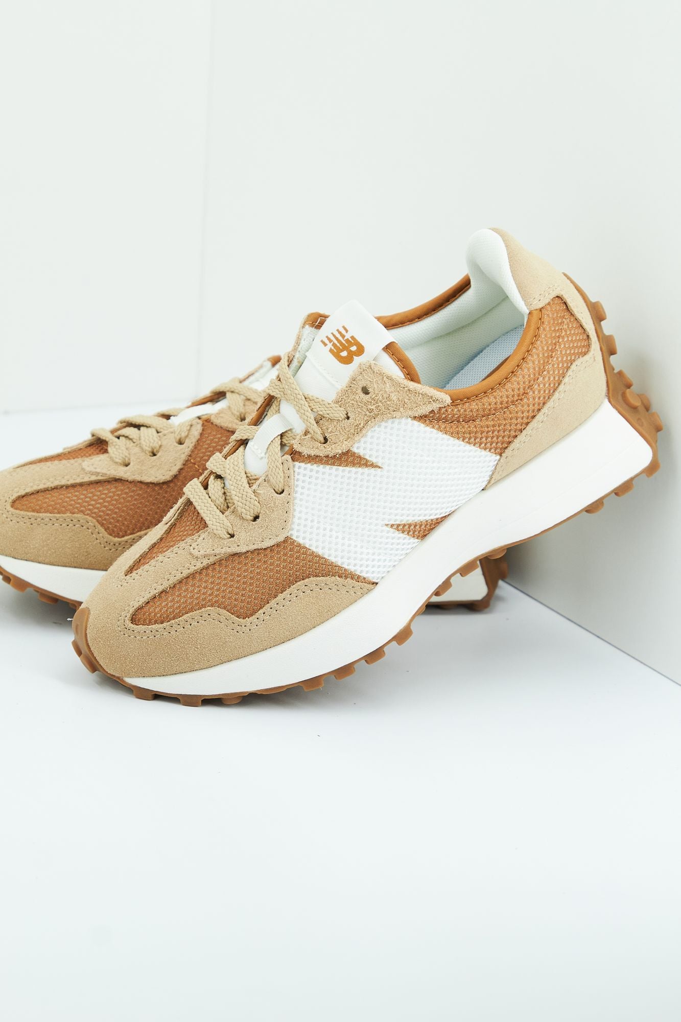 NEW BALANCE MS327 MP en color MARRON CLARO (1)