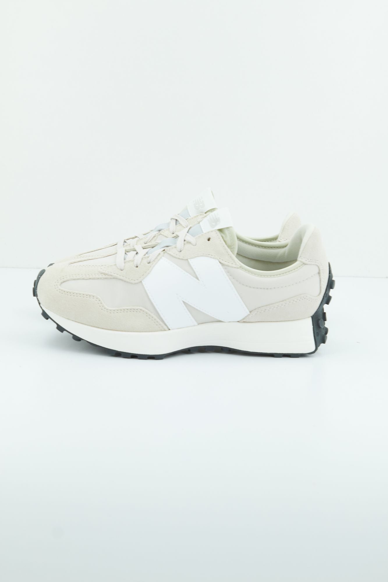NEW BALANCE U327 EE en color BEIS (1)