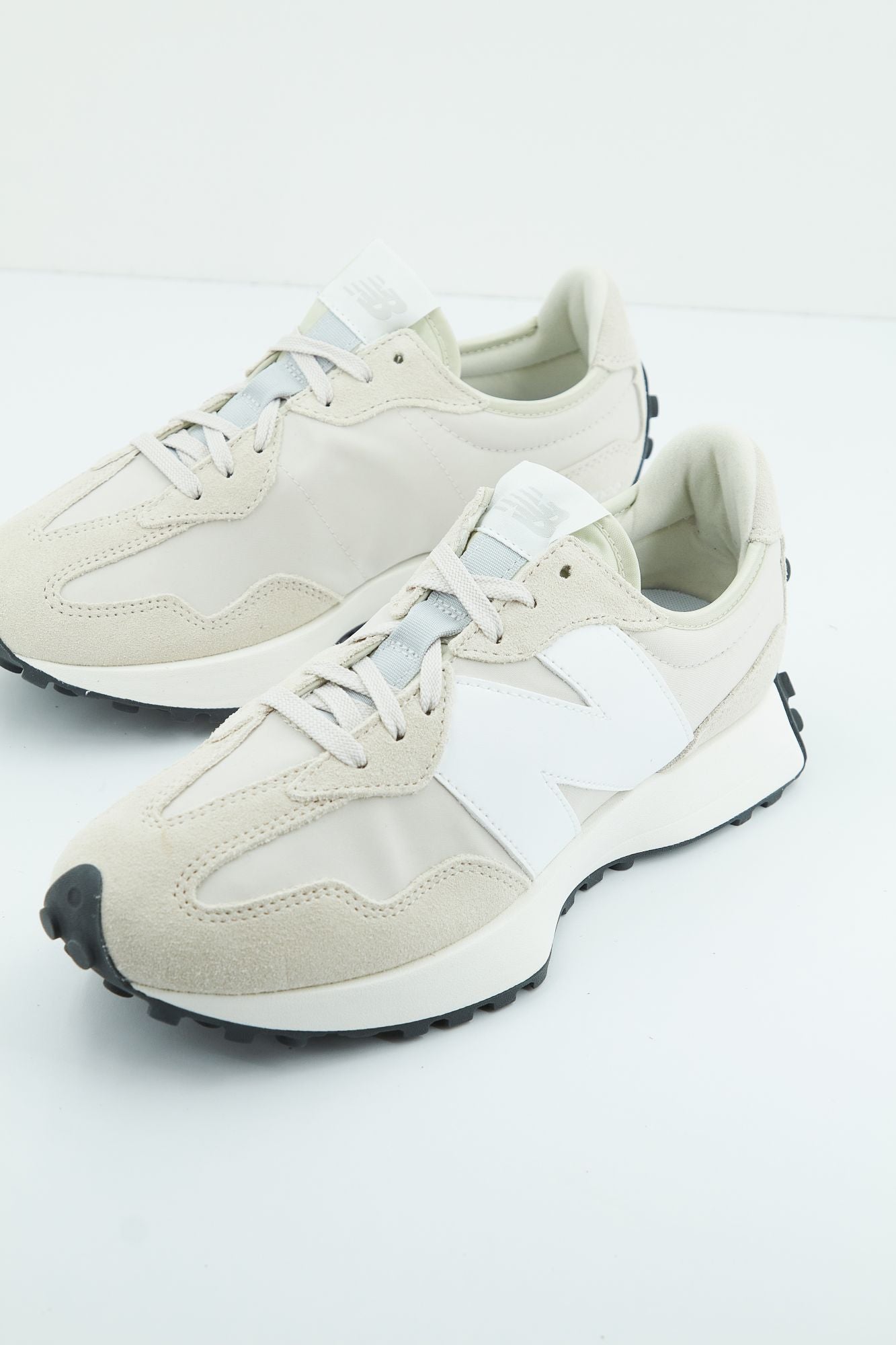 NEW BALANCE U327 EE en color BEIS (2)