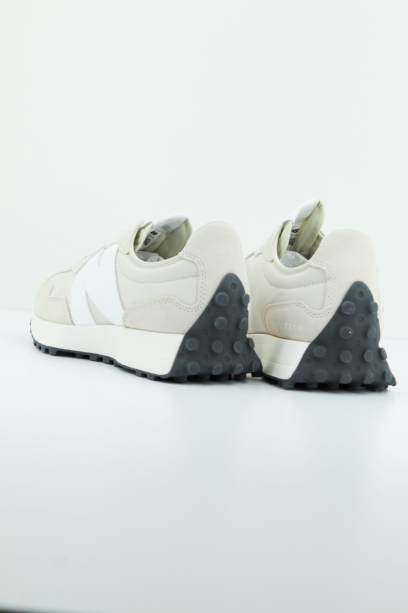 NEW BALANCE U327 EE en color BEIS (3)