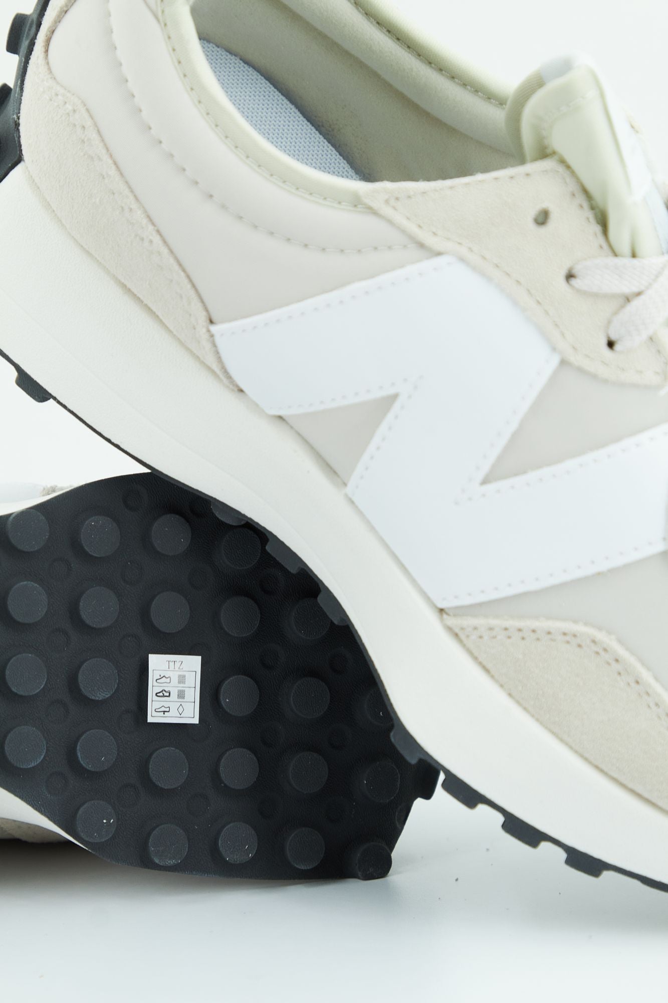 NEW BALANCE U327 EE en color BEIS (4)