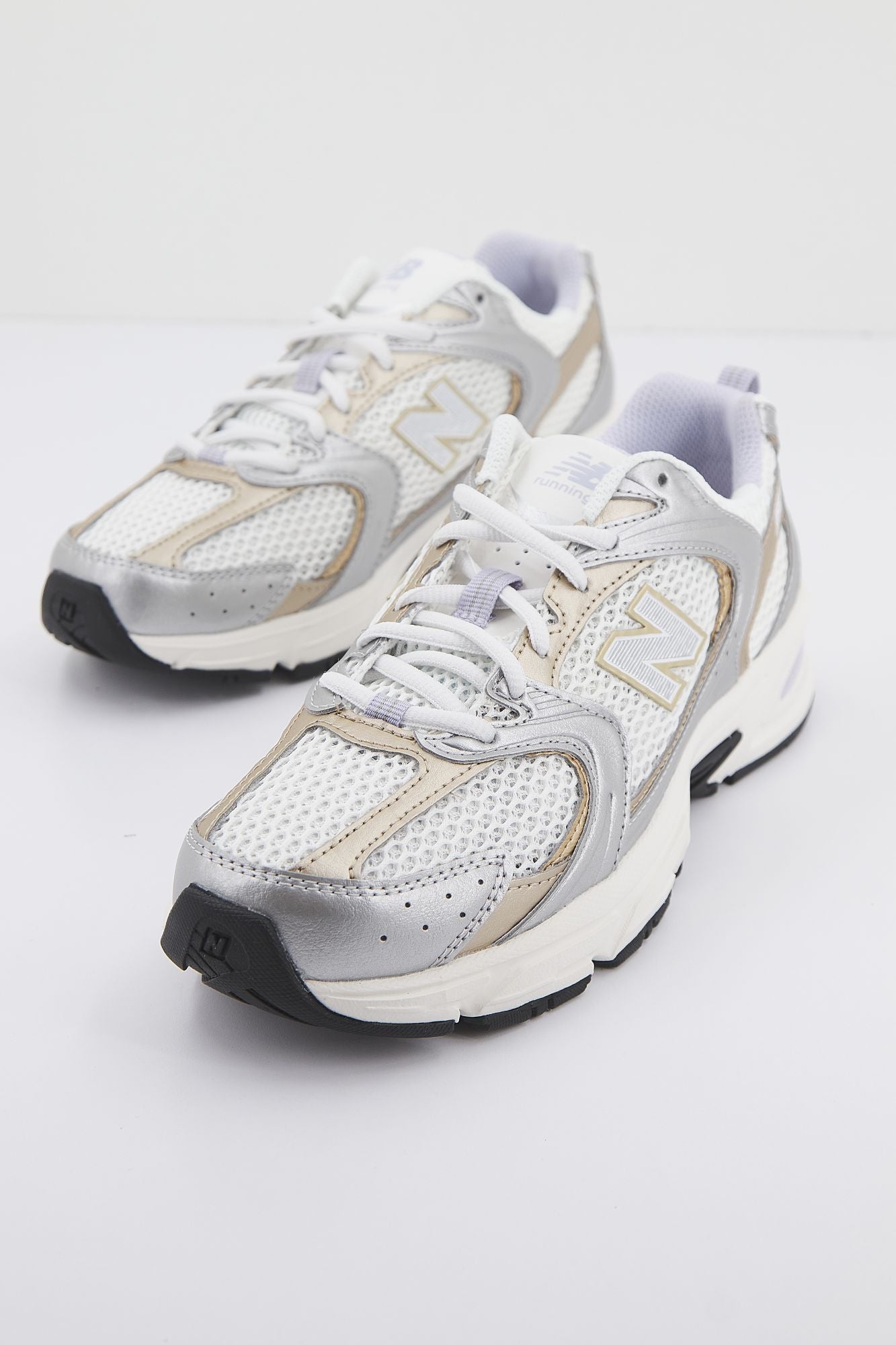 NEW BALANCE MR530ZG en color PLATA (2)