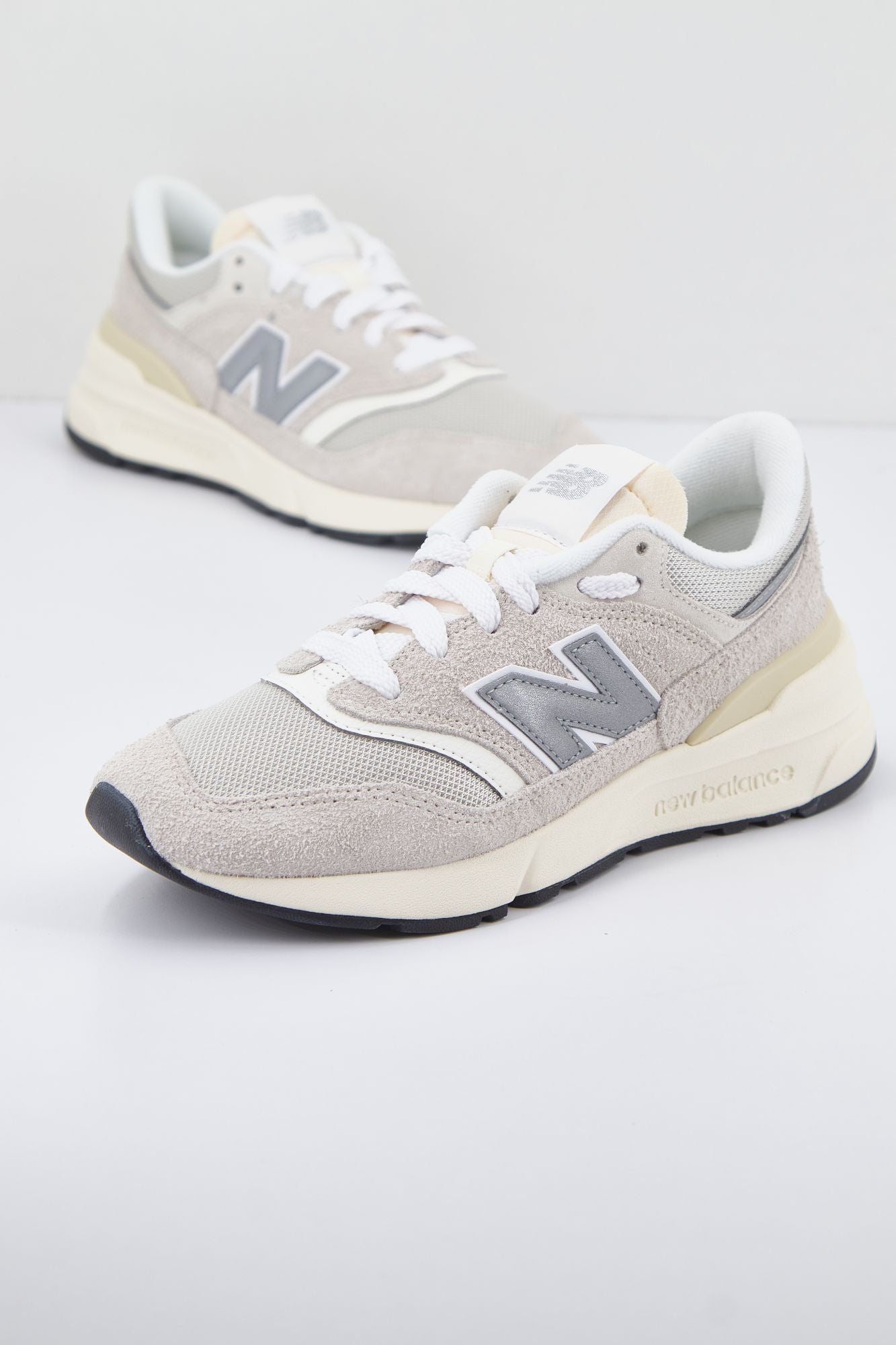 NEW BALANCE U997 RCE  en color BEIS (1)
