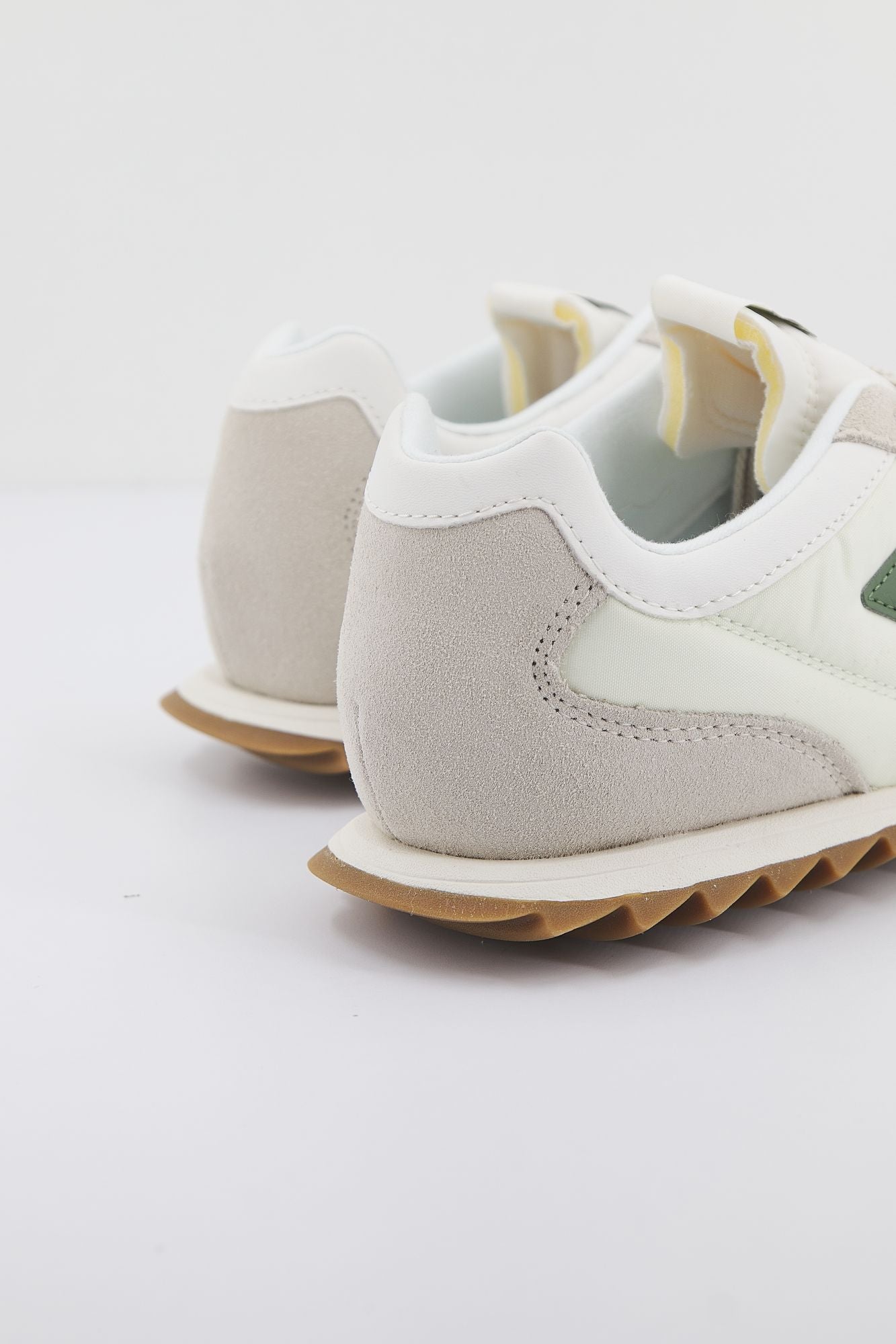 NEW BALANCE URC30 SN LIFESTYLE en color BEIS (4)