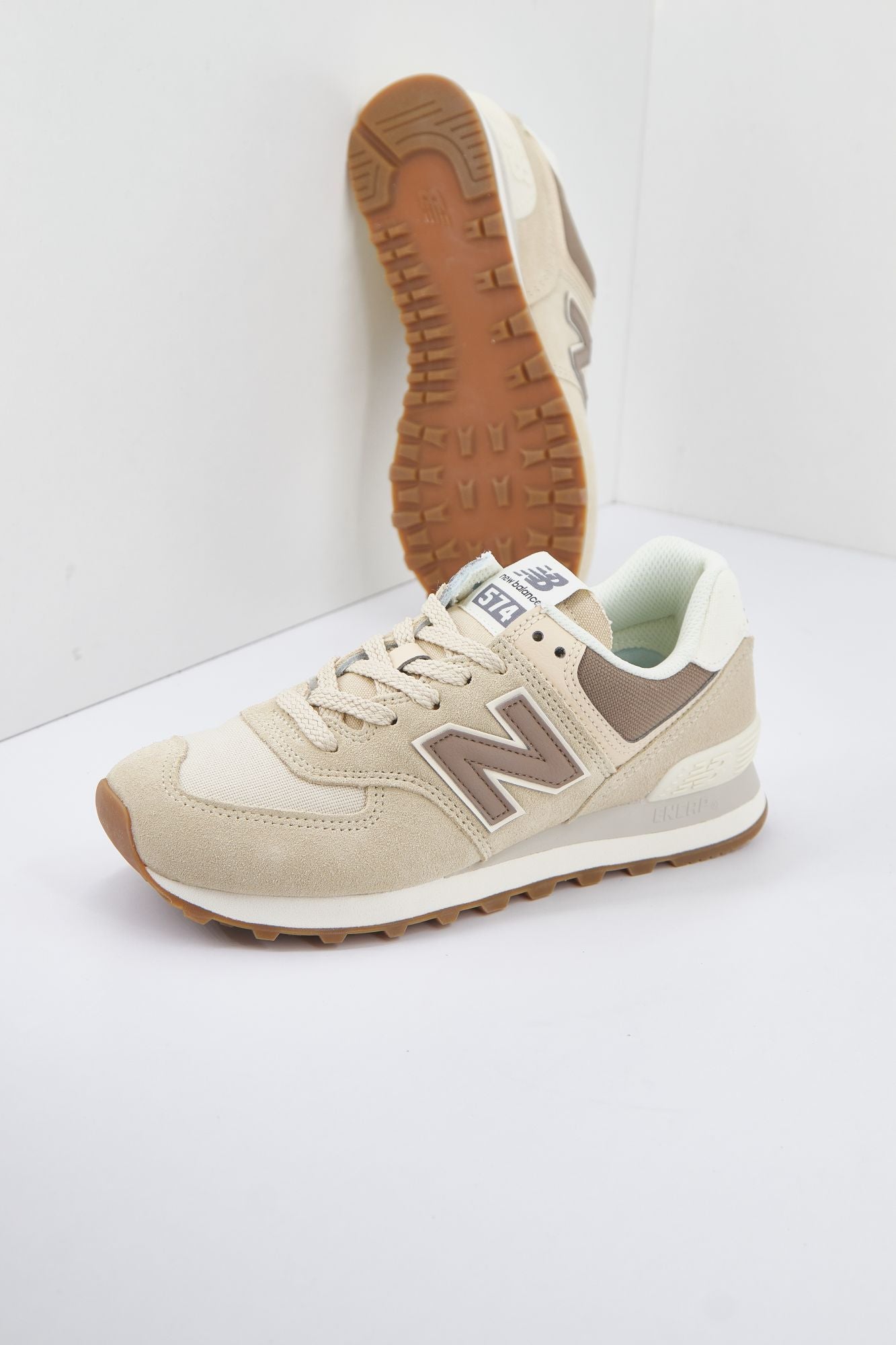 NEW BALANCE WL574 NS2  en color BEIS (2)