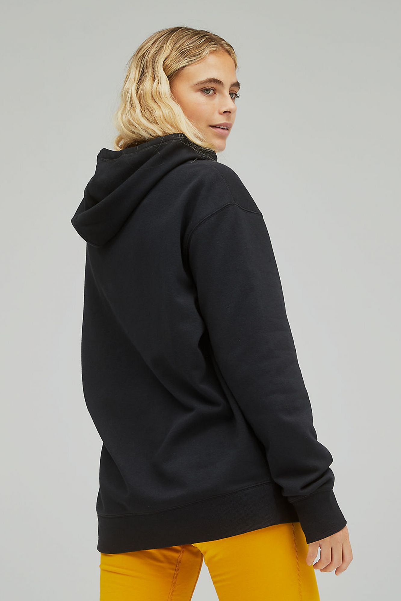 NEW BALANCE TERRY HOODIE en color NEGRO (3)