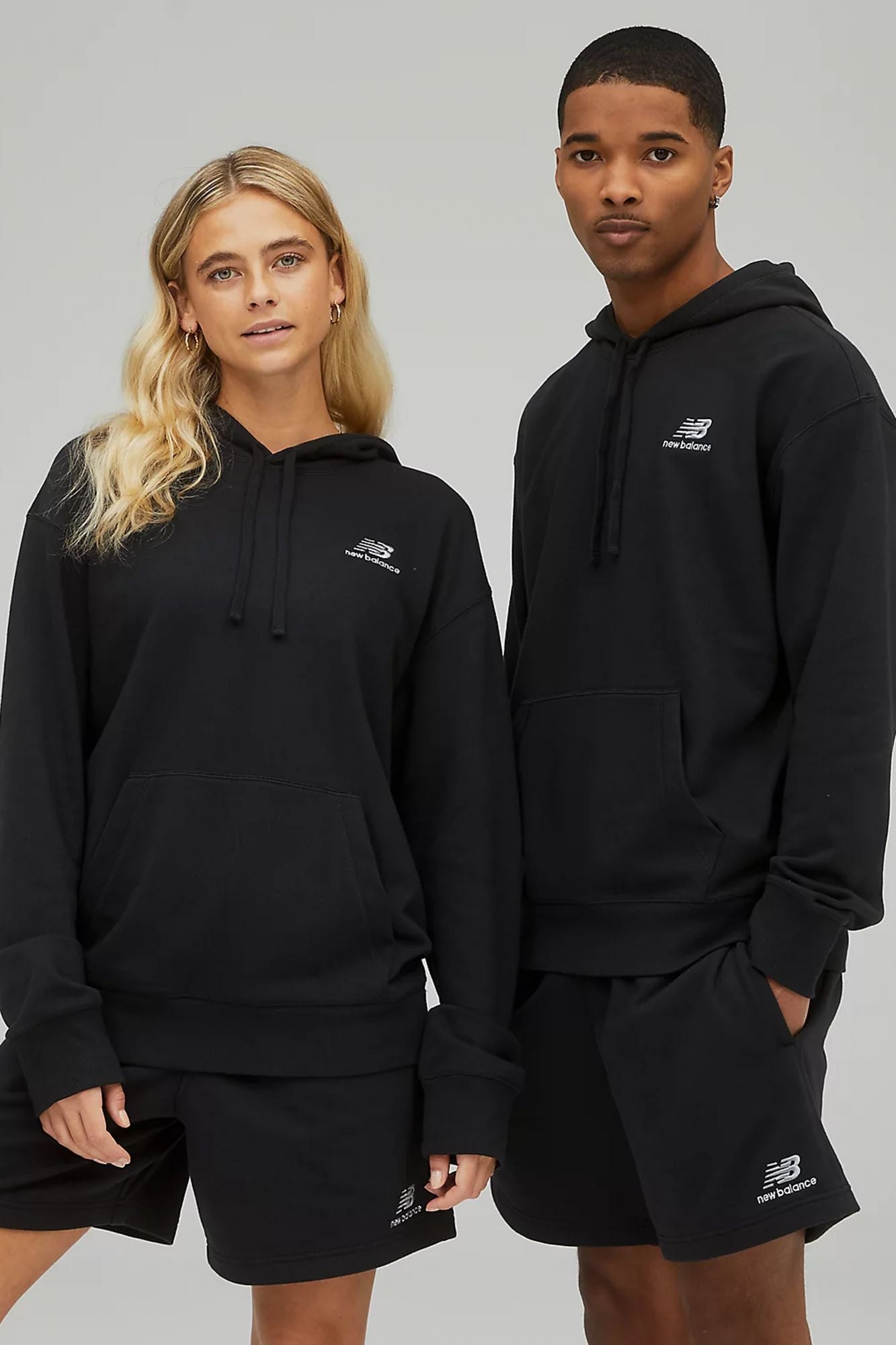 NEW BALANCE TERRY HOODIE en color NEGRO (4)