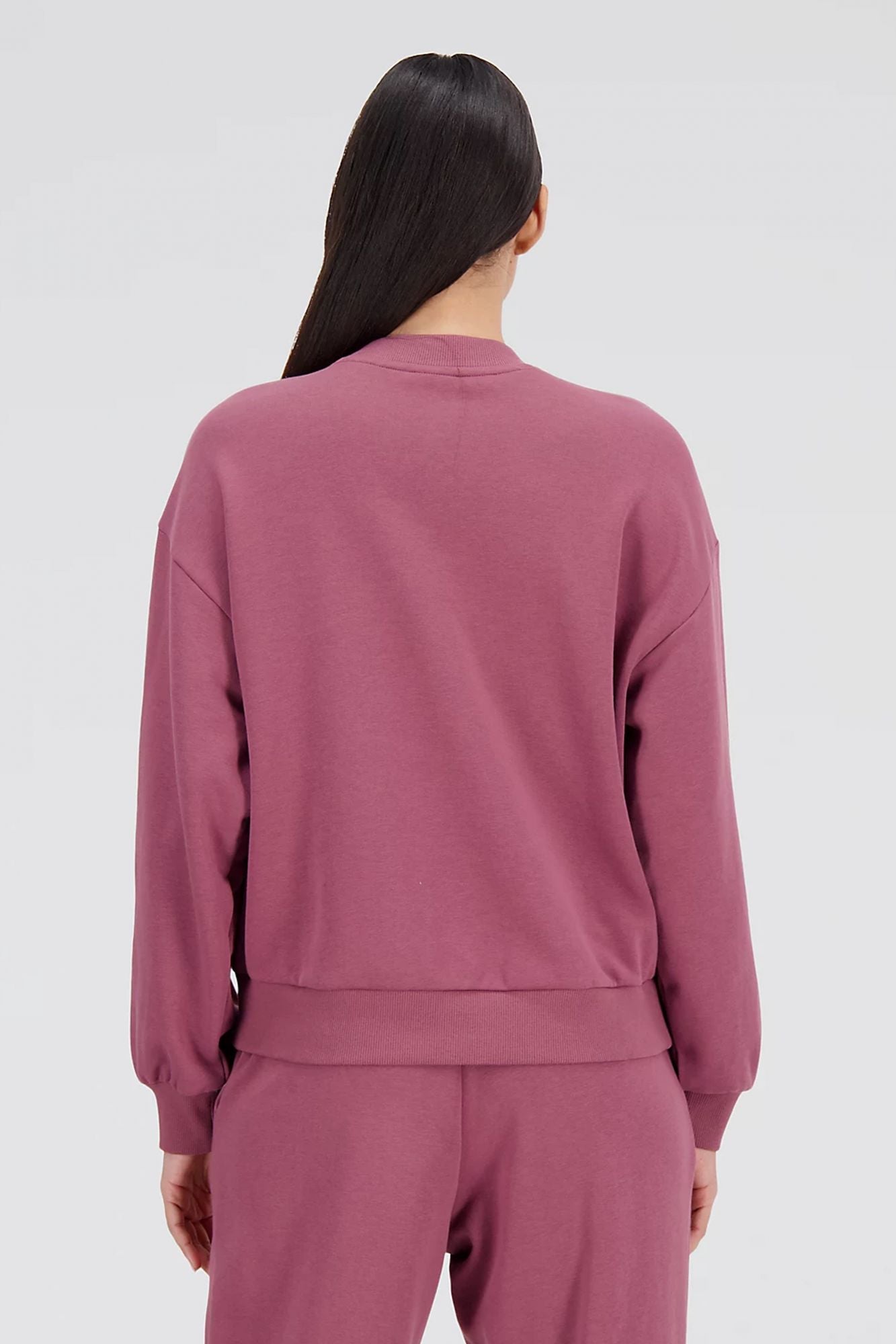 NEW BALANCE ESSENTIALS VARSITY FLEECE CREW en color BURDEOS (3)
