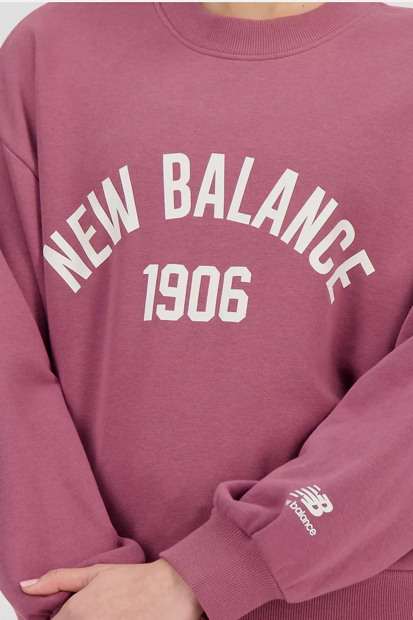 NEW BALANCE ESSENTIALS VARSITY FLEECE CREW en color BURDEOS (4)