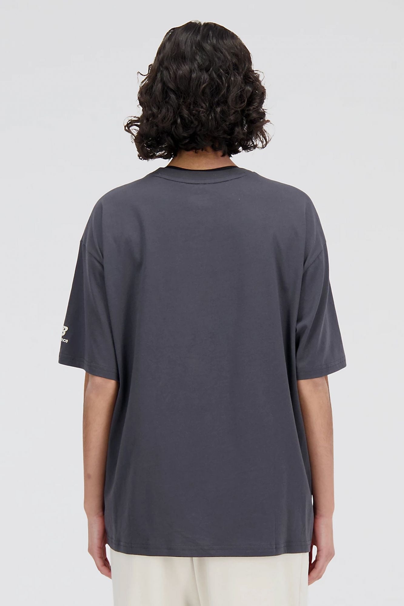 NEW BALANCE ESSENTIALS VARSITY TSHIRT en color GRIS (3)