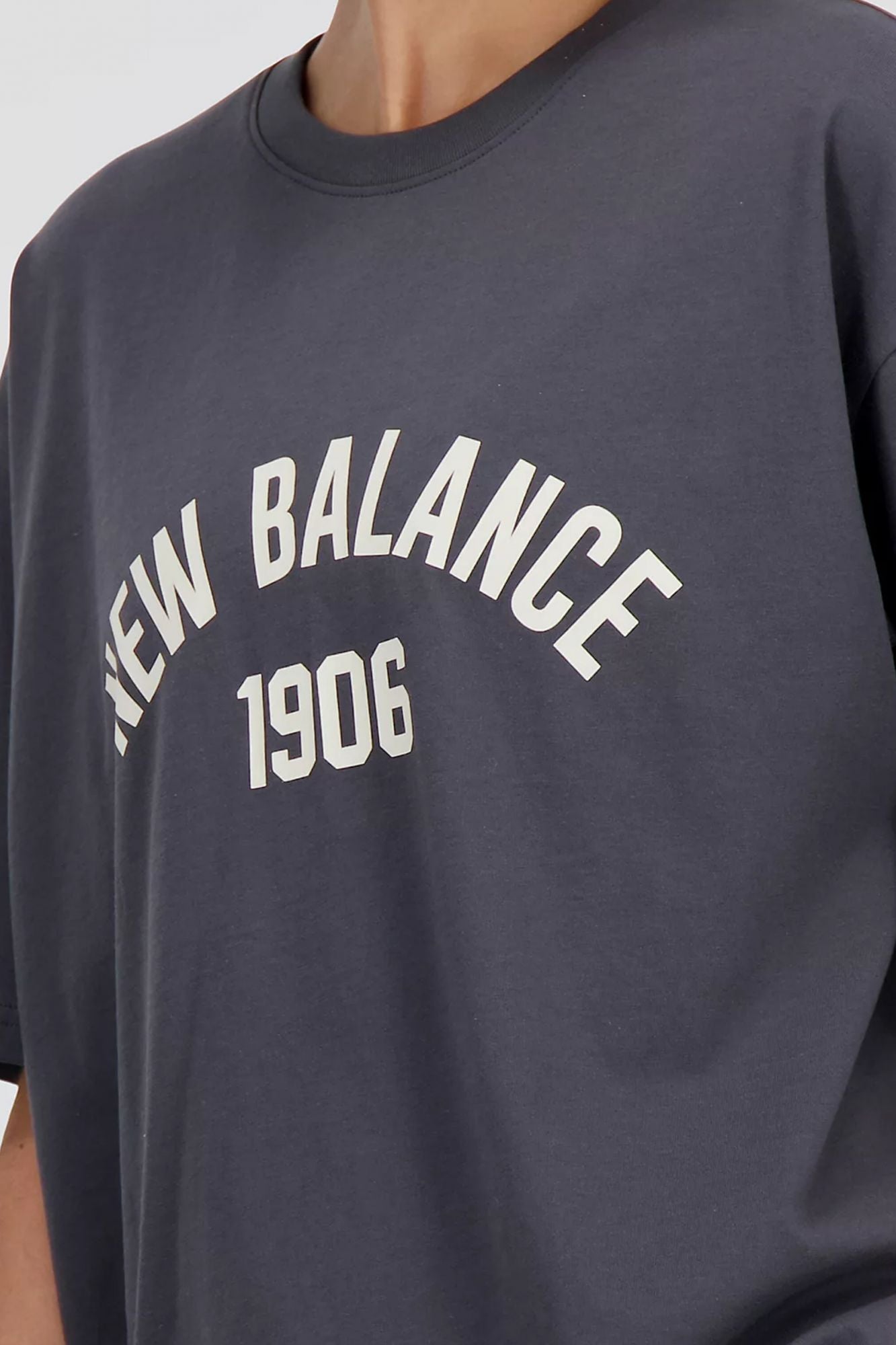 NEW BALANCE ESSENTIALS VARSITY TSHIRT en color GRIS (4)